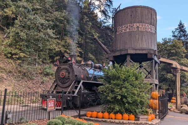 Dollywood's ikonische Steam Train bei der Abfahrt