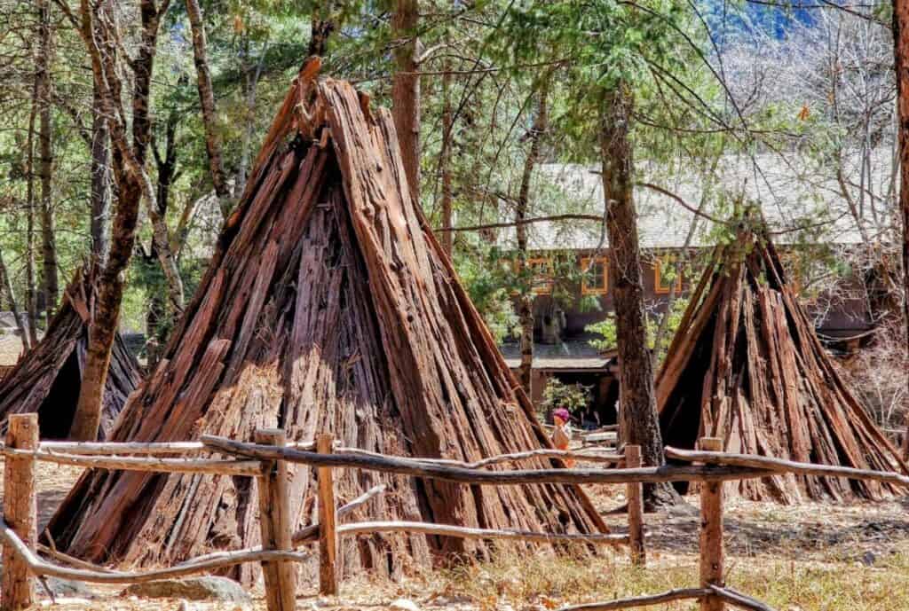 Traditionelle Ummachas der Ahwahneechee Indianer im Yosemite Valley.