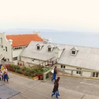 Erkundung der historischen Gebäude auf Alcatraz Island, einst Heimat des berüchtigten Hochsicherheitsgefängnisses in der San Francisco Bay.