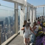 Genieße die frische Luft und die atemberaubende Aussicht von der Outdoor-Terrasse des SUMMIT One Vanderbilt.