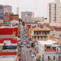 Das lebendige Chinatown in San Francisco, voller farbenfroher Laternen, lebhafter Märkte und authentischer chinesischer Architektur.