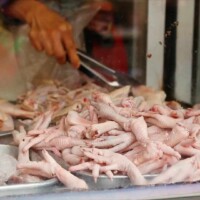 Verlockende Street-Food-Stände in San Franciscos Chinatown, die eine Vielzahl köstlicher chinesischer Spezialitäten anbieten.