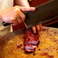 Verlockende Street-Food-Stände in San Franciscos Chinatown, die eine Vielzahl köstlicher chinesischer Spezialitäten anbieten.