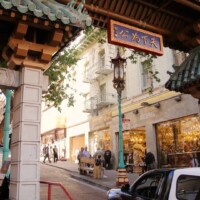 Der eindrucksvolle Eingang zu San Franciscos Chinatown, gekennzeichnet durch das berühmte Dragon Gate, das Besucher in die belebte Nachbarschaft willkommen heißt.