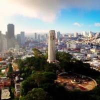 Die ikonische Coit Tower erhebt sich stolz über Telegraph Hill und bietet einen atemberaubenden Panoramablick auf San Francisco.