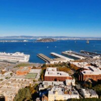 Atemberaubende Aussicht von der Spitze des Coit Tower, mit einem weiten Blick über San Francisco und die Bucht.