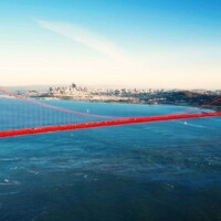 Majestätische Aussicht auf die Golden Gate Bridge, das Wahrzeichen von San Francisco, das sich eindrucksvoll über die Bucht spannt.