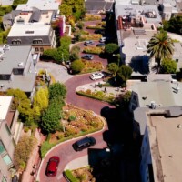 Blick auf die kurvenreiche Lombard Street, eine der berühmtesten Straßen San Franciscos, bekannt für ihre steilen Serpentinen und blühenden Blumenbeete.