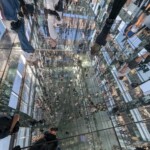 Unendliche Spiegelungen: Menschen vervielfältigen sich im Boden und an den Wänden.