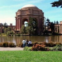 Spaziergänger genießen die friedliche Atmosphäre und die beeindruckende Architektur des Palace of Fine Arts in San Francisco.