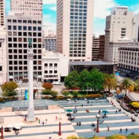 Der lebhafte Union Square in San Francisco, ein zentrales Einkaufs-, Hotel- und Theaterviertel, das sowohl Einheimische als auch Touristen anzieht.
